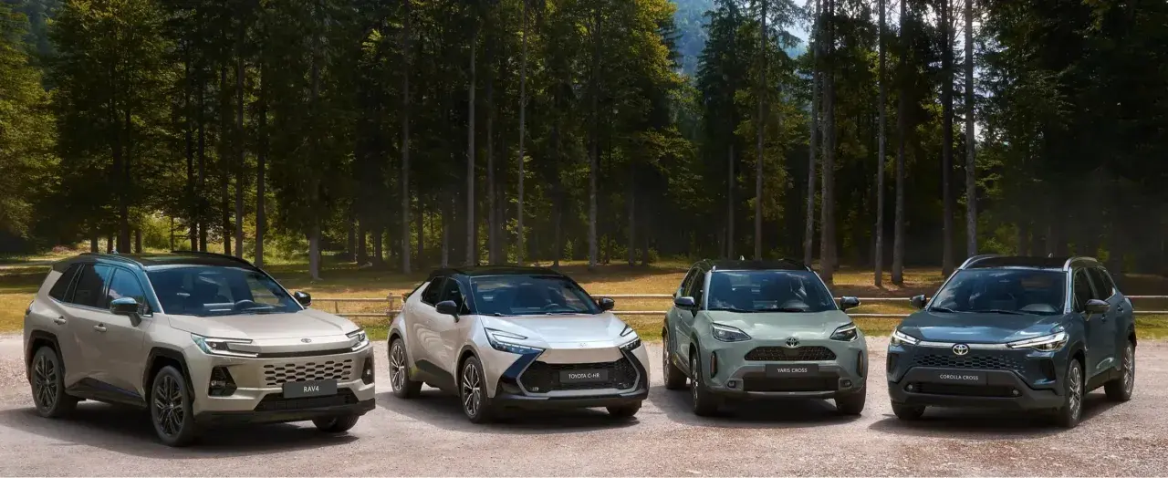 Nuovi modelli Toyota in arrivo: RAV4, C-HR, Yaris Cross e Corolla Cross pronti per l'avventura nel bosco.