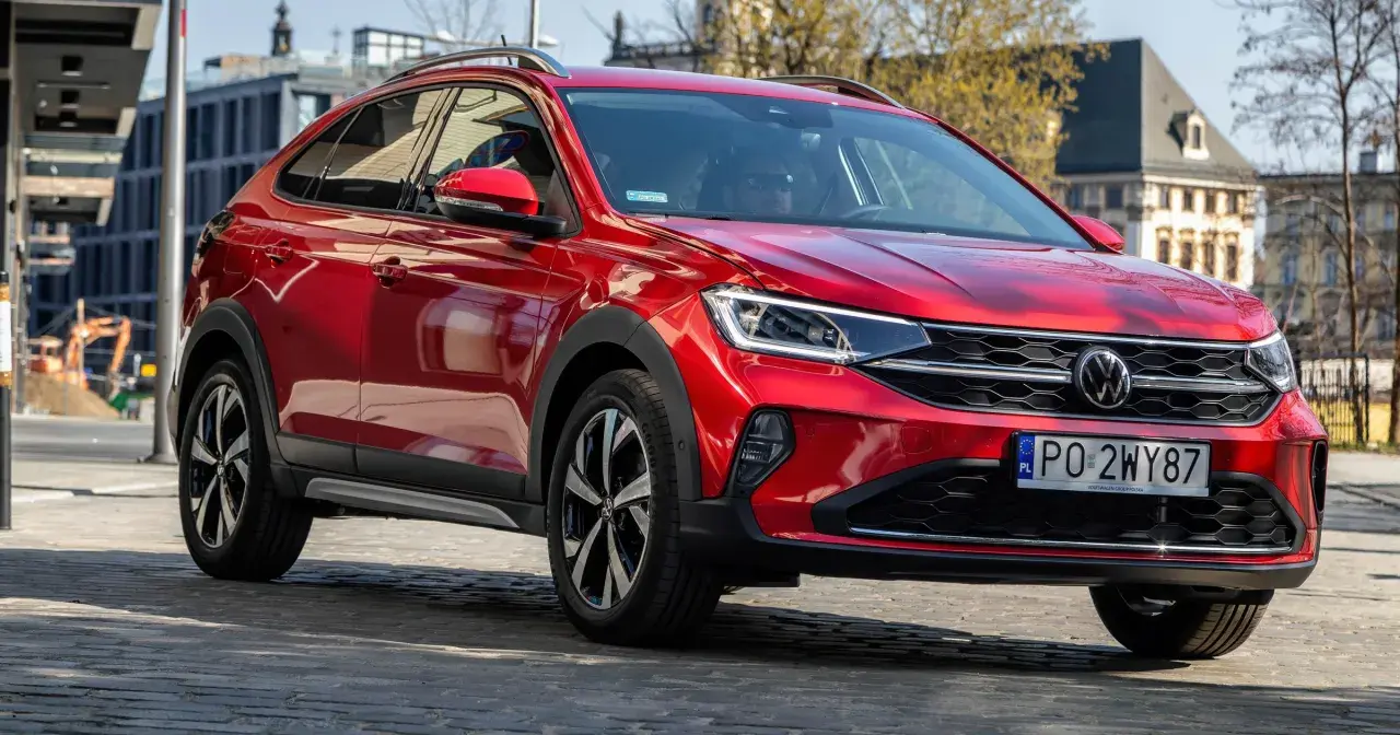 Czerwony Volkswagen Taigo na ulicy. Poznaj jego wymiary i możliwości.