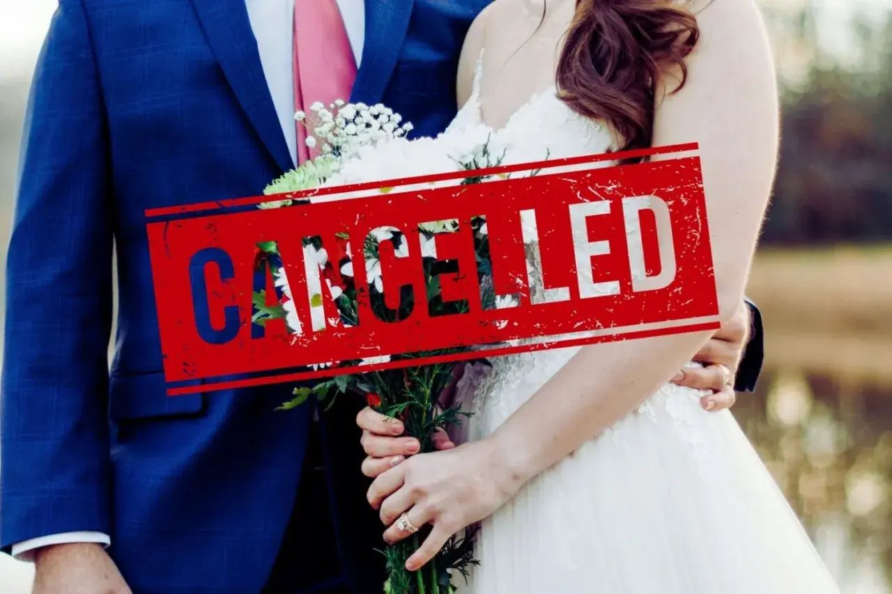 Para młoda z bukietem, na zdjęciu czerwony napis "CANCELLED". To jasne oznaki żeby nie brać ślubu.