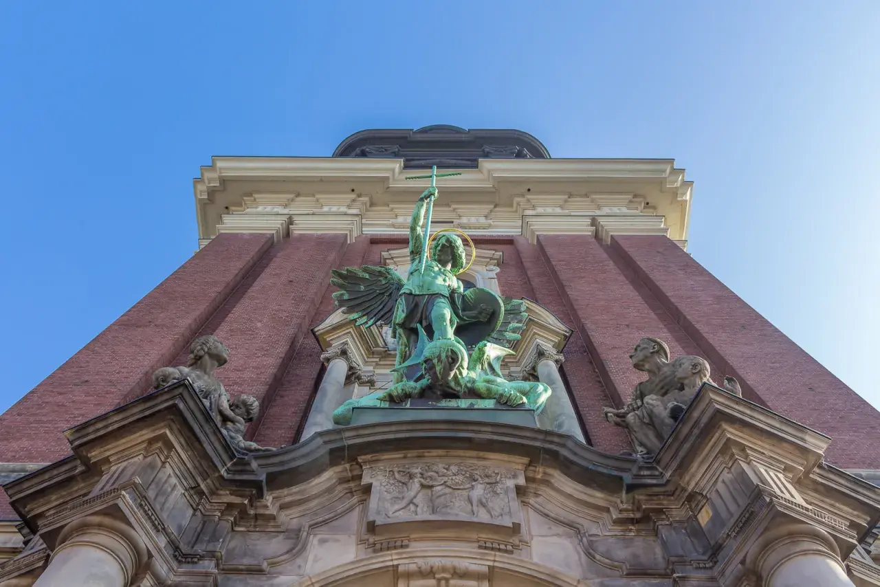 Die Michaeliskirche Hamburg thront über der Stadt. Der Erzengel Michael besiegt den Teufel.