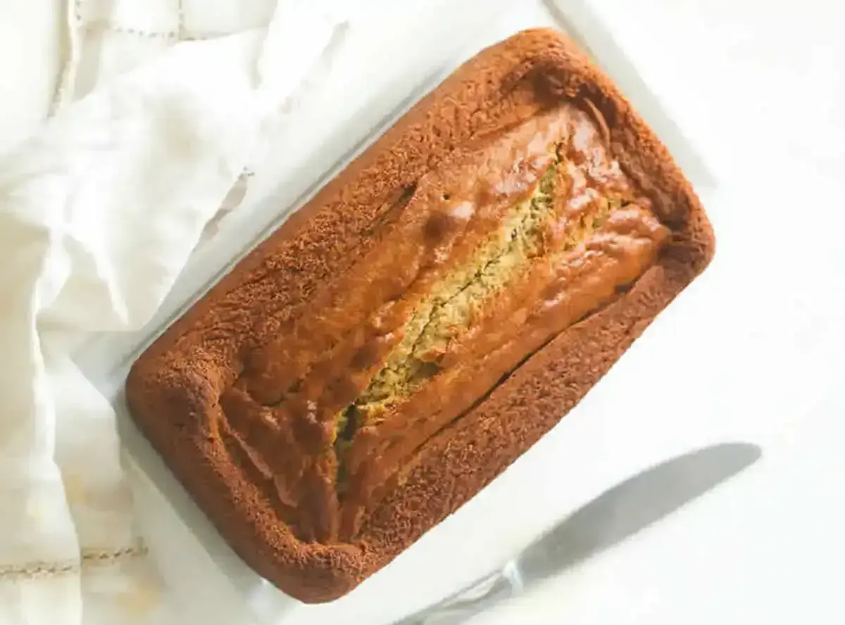 Un délicieux banana cake doré, tout juste sorti du four, prêt à être dégusté.