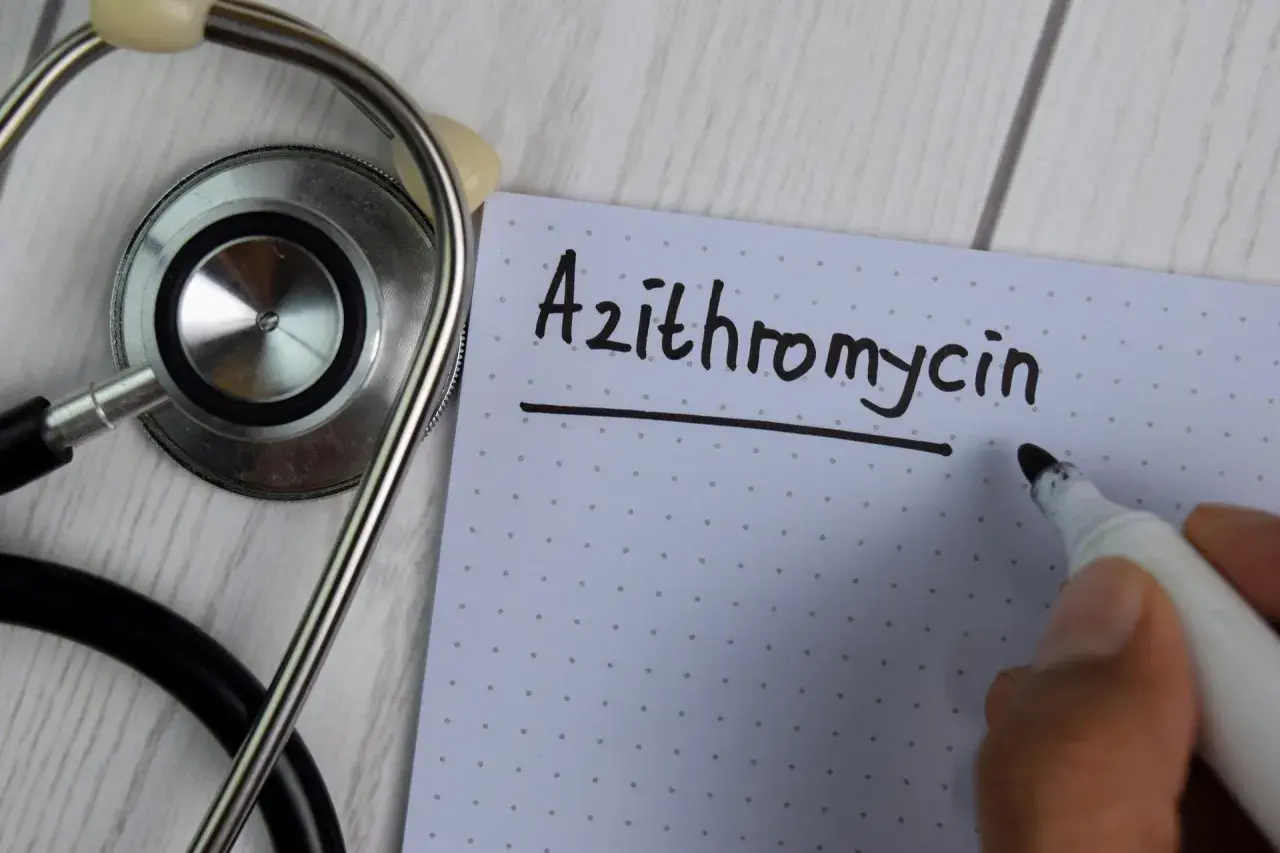 Stetoskop i notatnik z napisem "Azithromycin". Lekarz przygotowuje receptę.