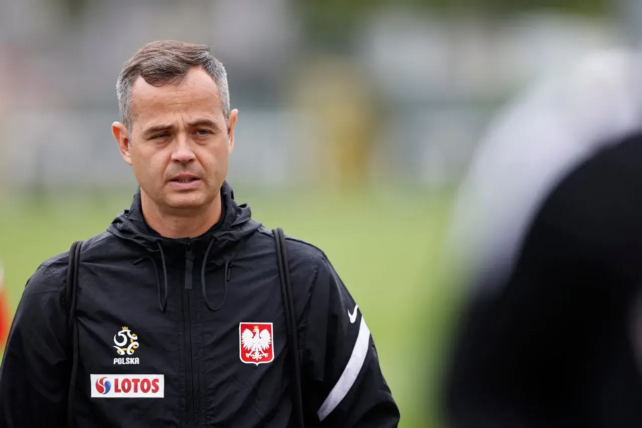 Damian Salwin, trener reprezentacji Polski, w czarnej kurtce z orłem i logiem LOTOS.