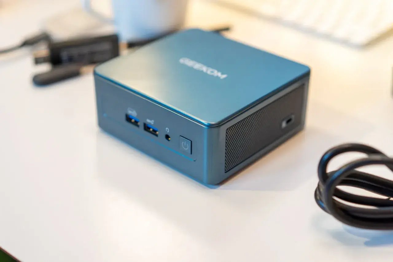 Kompakter GEEKOM Mini-PC, ideal für ein NAS selber bauen. Mit USB-Ports und Netzteil.