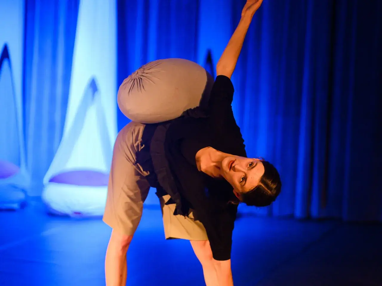 Tancerka z poduszką na plecach na scenie Teatru Małego w Tychach. Sprawdź repertuar!