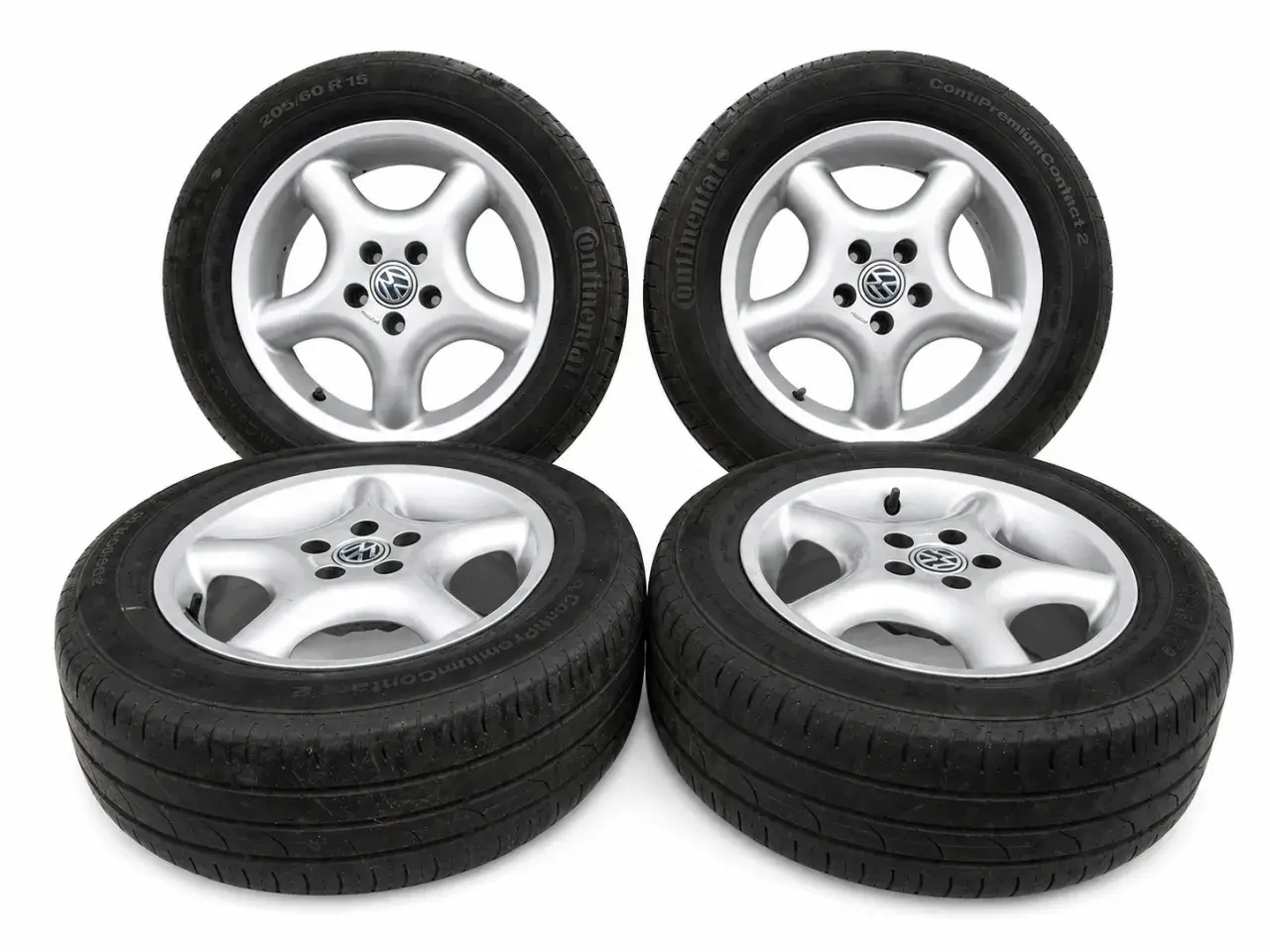 Cztery felgi aluminiowe z oponami Continental ContiPremiumContact 2, rozmiar 205/60 R15, idealne jako jakie opony do VW Polo 9N.