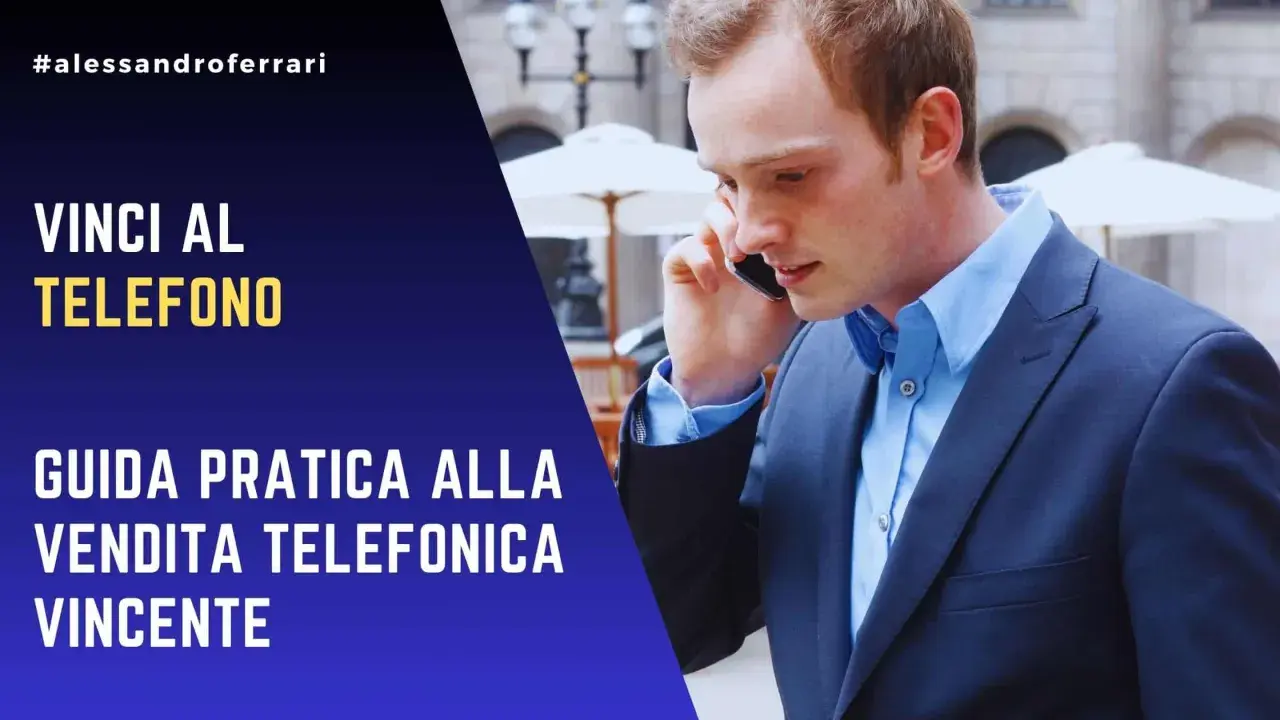 Uomo in giacca e camicia parla al telefono, con testo che promuove "Guida pratica alla vendita telefonica vincente".