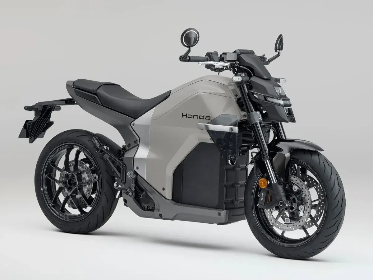 Nowoczesny, szary japoński motocykl Honda z czarnymi detalami i futurystycznym designem.