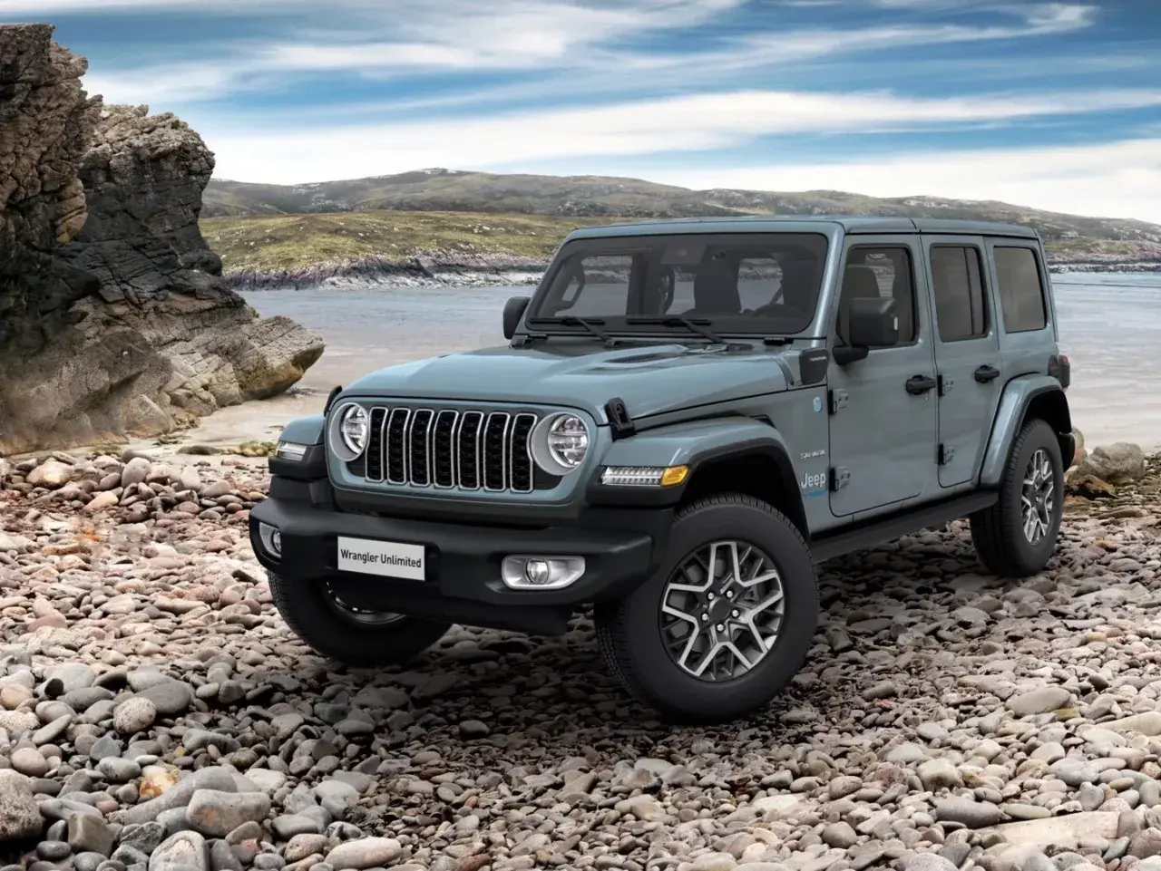 Szary Jeep Wrangler Unlimited na kamienistej plaży. Idealny na przygodę, rozważ jeep leasing.