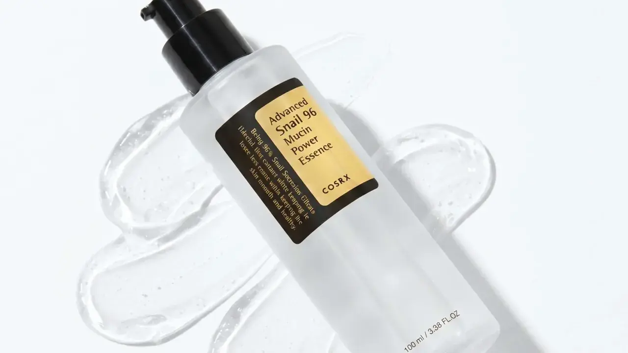 Flaska med COSRX Advanced Snail 96 Mucin Power Essence, en populär snigelslem hudvårdsprodukt, omgiven av dess genomskinliga gel.