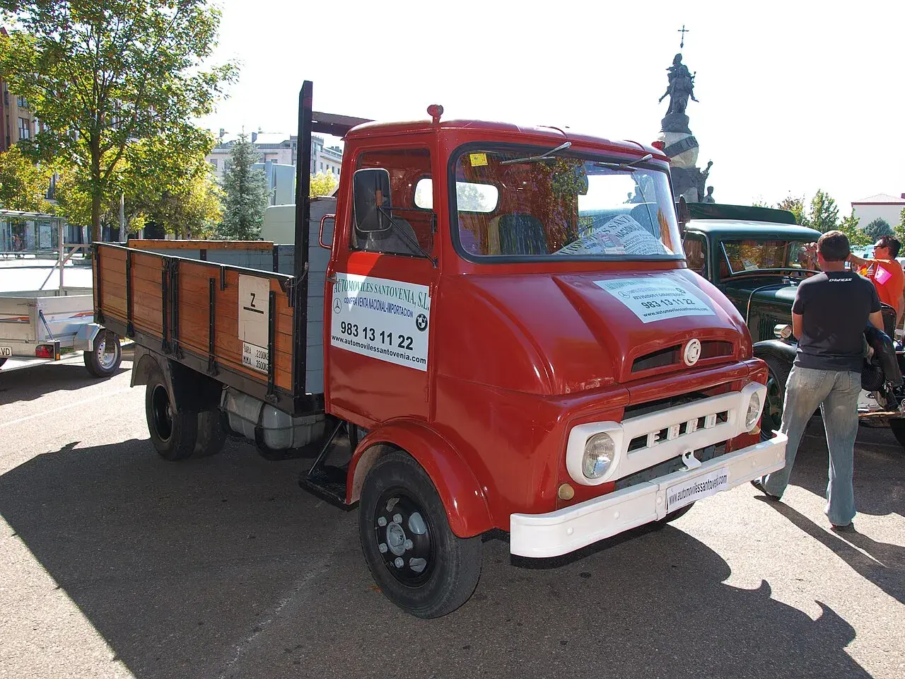 Camion Ebro rouge vif, prêt pour une nouvelle aventure. Un classique sur la route.