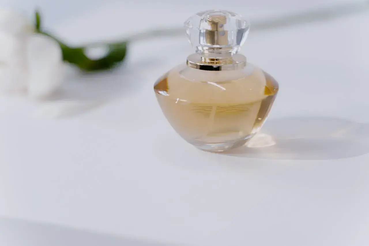 Elegancka butelka perfum na białym tle. Dowiedz się, jak sprawdzić oryginalność perfum, by cieszyć się ich unikalnym zapachem.