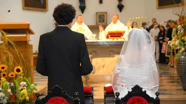 Czy iść na wesele w skłóconej rodzinie? Emocje i trudne decyzje