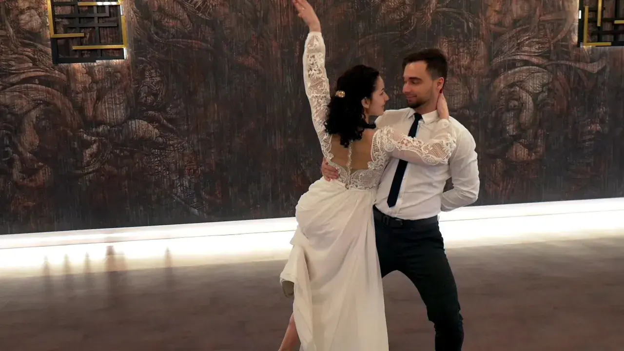 Para tańczy w rytm "Ti amo" Umberto Tozzi. Tekst piosenki idealnie oddaje ich uczucia.