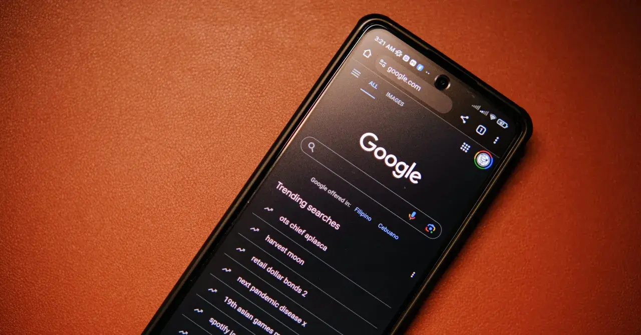 Telefon z ciemnym motywem Google, wyświetlający wyszukiwane hasła, w tym "next pandemic disease x". Ustawienia safesearch są aktywne.