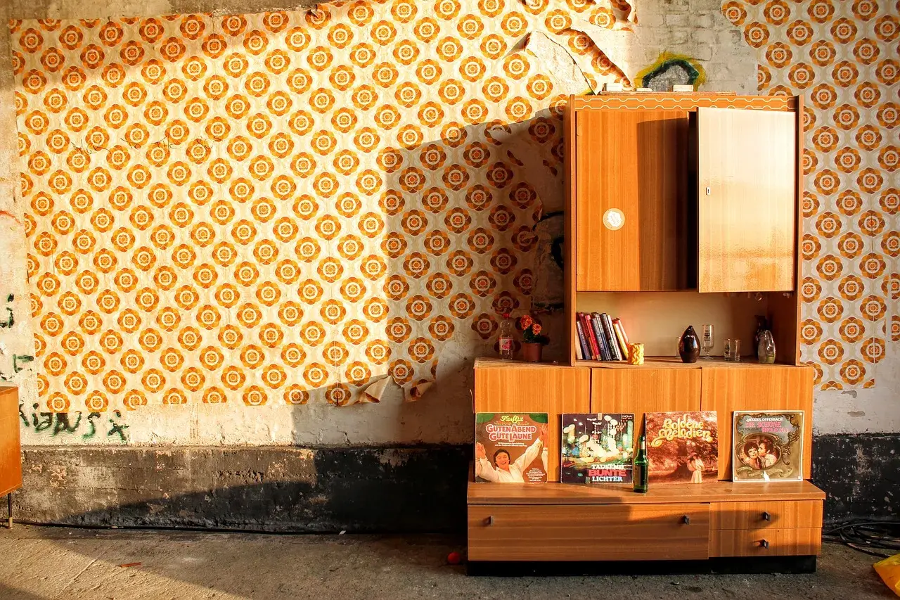 Meblościanka PRL: Od reliktu do designerskiej zabudowy DIY
