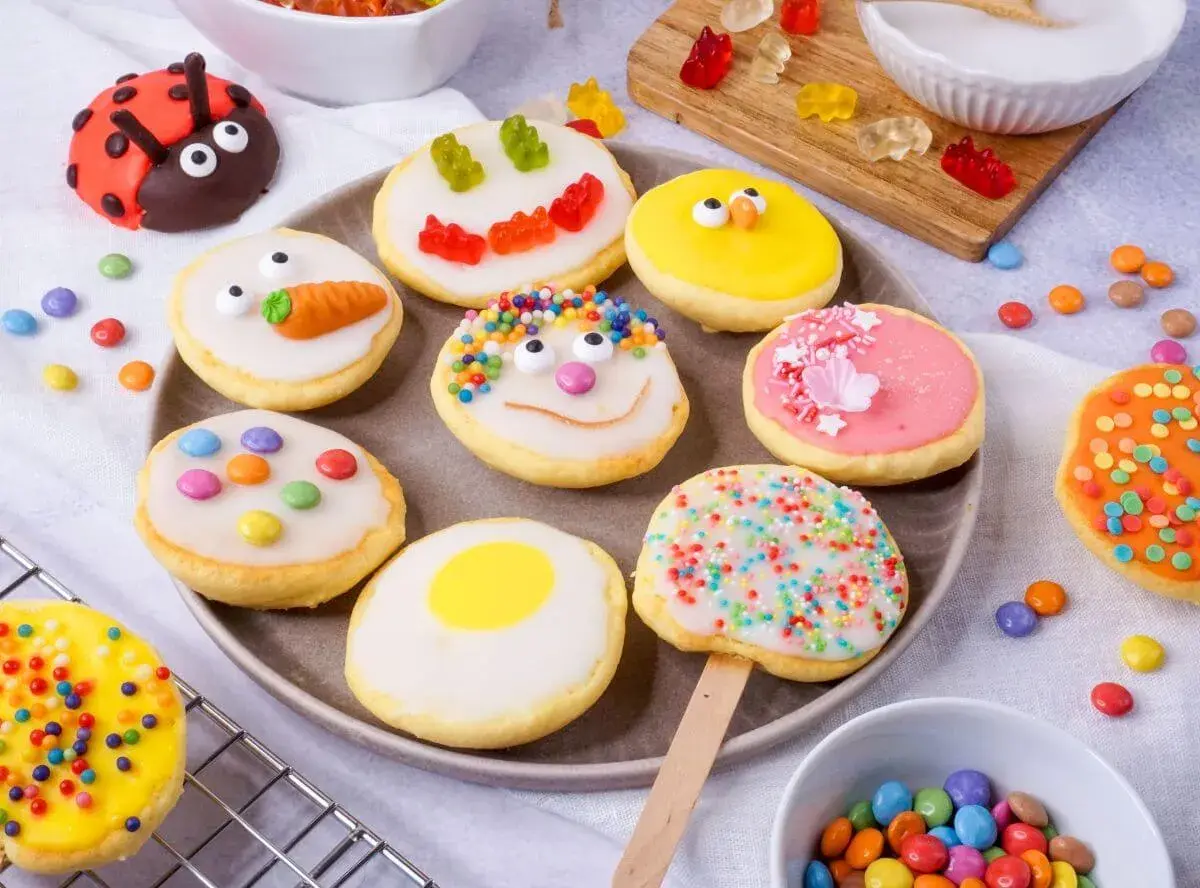 Bunte mini Amerikaner, verziert als Marienkäfer, Küken, Karotte und Smiley. Ein Fest für die Augen und den Gaumen!