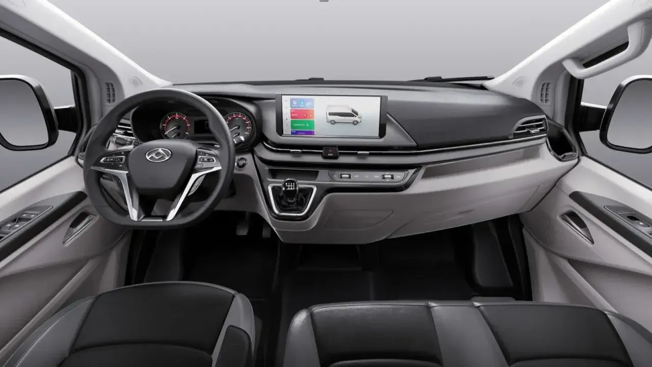 Interior de furgonetas Maxus, con pantalla táctil moderna y asientos cómodos. Las opiniones sobre estas furgonetas son muy positivas.