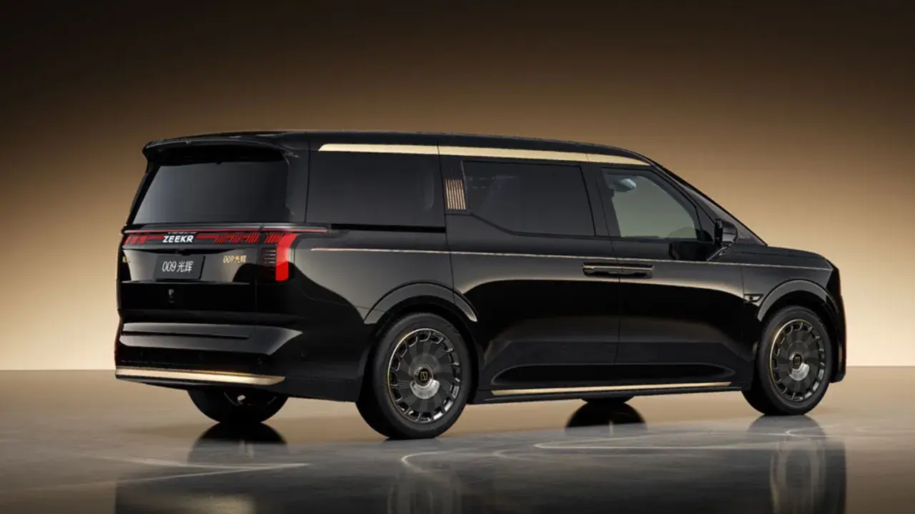 Svart Zeekr 009 med gulddetaljer, sedd från sidan och bakifrån. Lyxig MPV med elegant design.