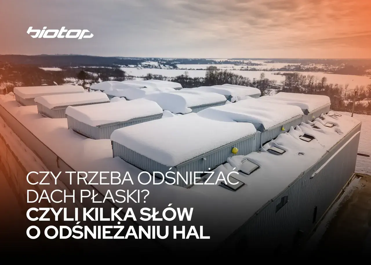 Zasypany śniegiem dom z płaskim dachem, który może być tańszy w budowie. Czy trzeba odśnieżać dach płaski?
