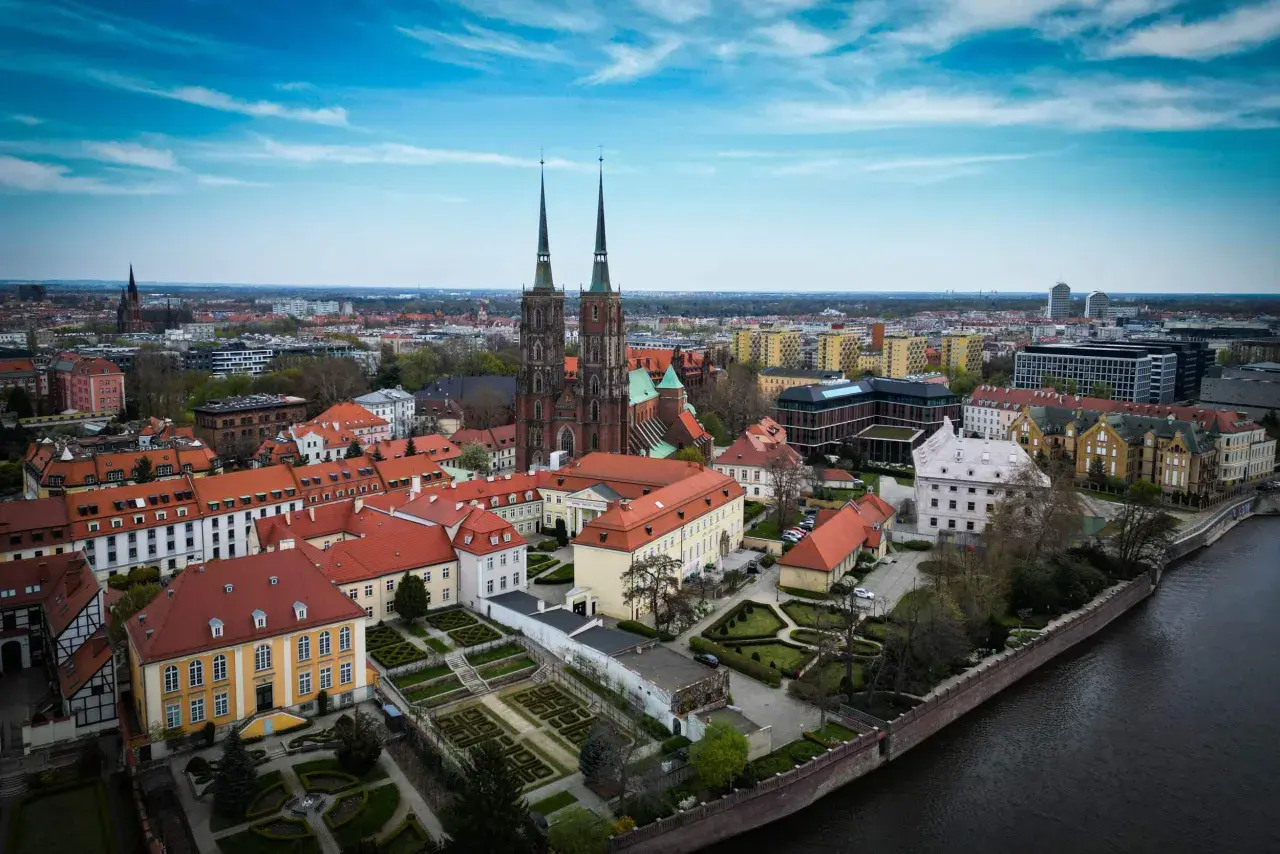 Blick auf das historische wrocław centrum mit seinen roten Dächern, dem Dom und dem Fluss.