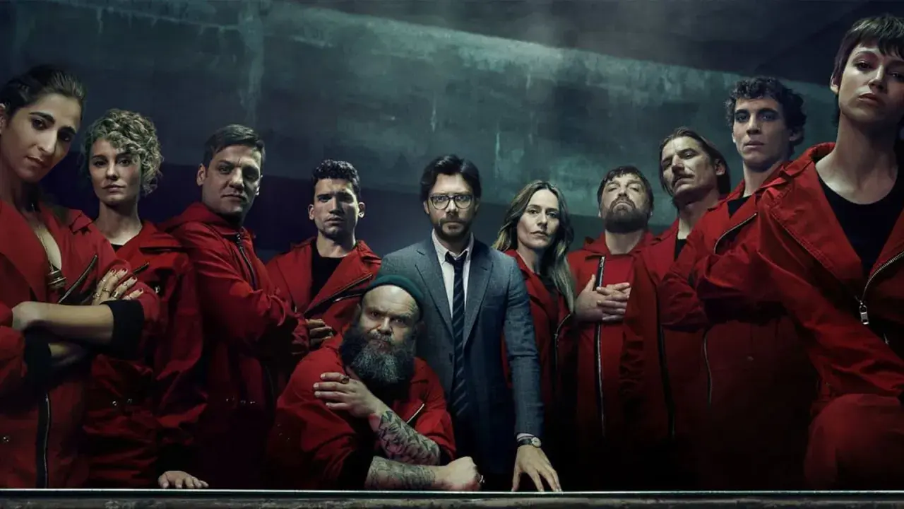 Il cast de "La casa di carta" in tuta rossa, pronto per un colpo. Le recensioni della serie sono entusiastiche.