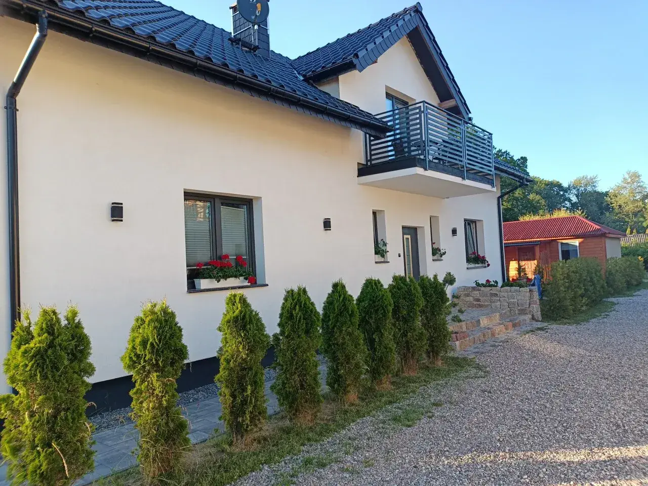 Nowoczesne domki letniskowe Mielno z balkonem i zadbanym ogrodem. Idealne miejsce na wypoczynek nad morzem.
