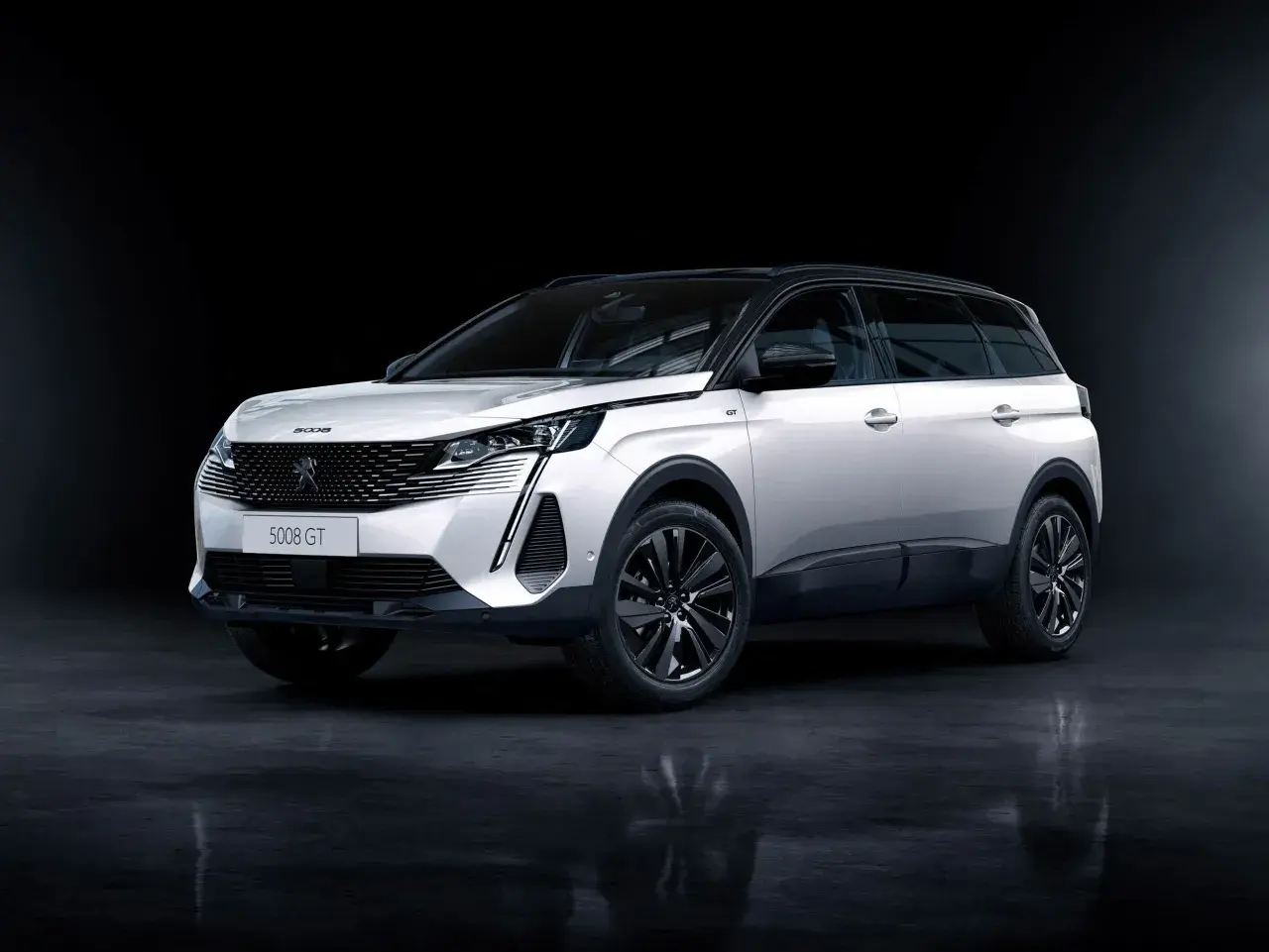 Vit Peugeot 5008 GT, redo för ett test. Denna SUV kombinerar stil med praktiskhet.