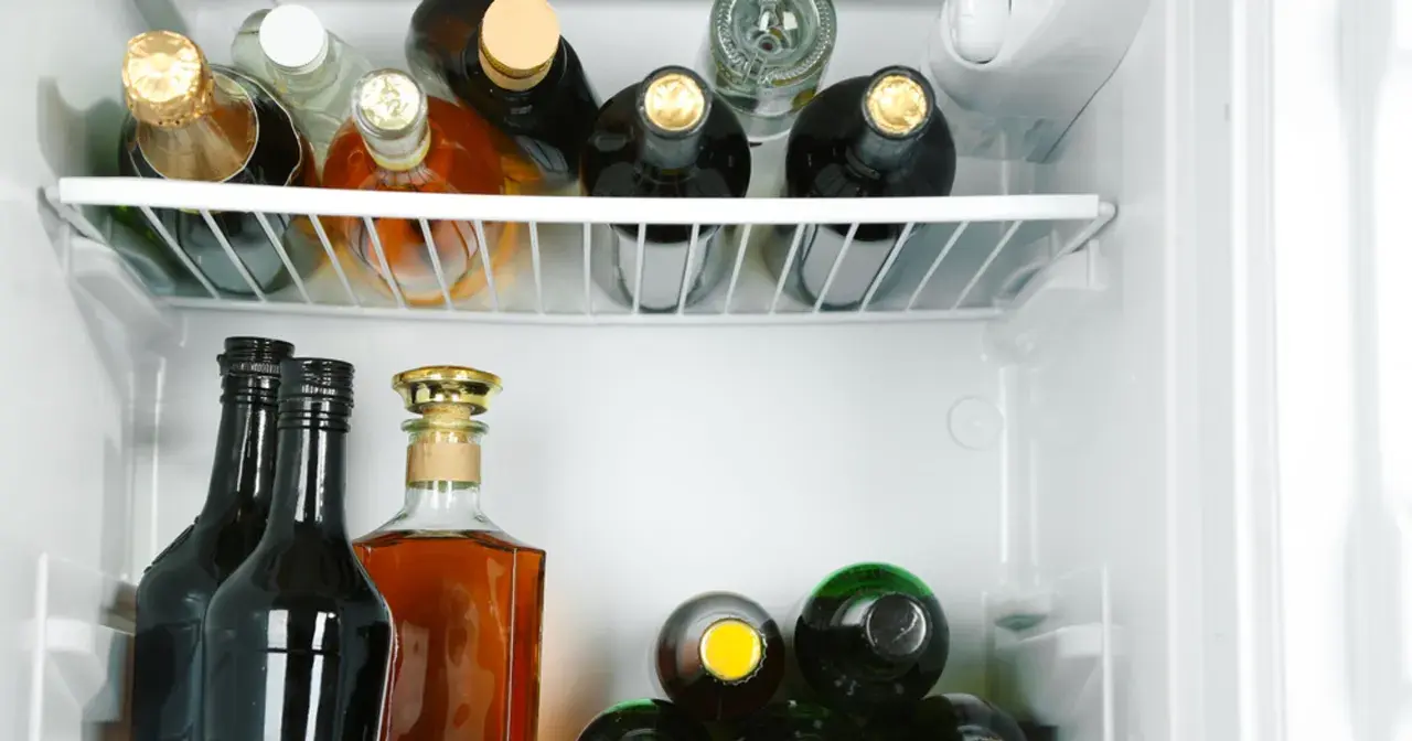 W lodówce różne alkohole, od wódki po koniak. Czy wódka się psuje? Nie, jeśli jest dobrze zamknięta.