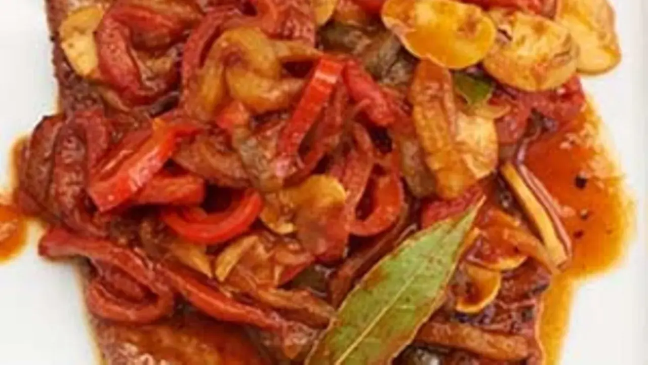 Ein saftiges Paprikaschnitzel-Rezept mit geschmortem Paprika, Zwiebeln und Pilzen, garniert mit einem Lorbeerblatt.