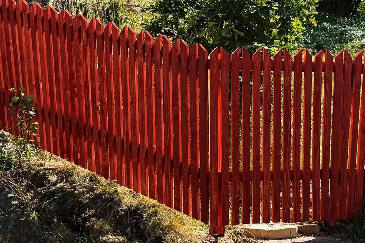Nyligen färdigt projekt för att bygga staket i en vacker röd färg. Träet är behandlat för att tåla väder och vind.