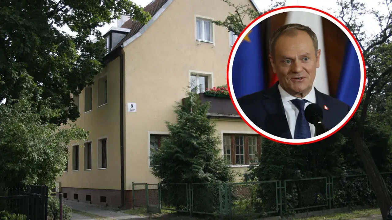Dom, gdzie mieszka Tusk w Sopocie, z jego portretem w tle.