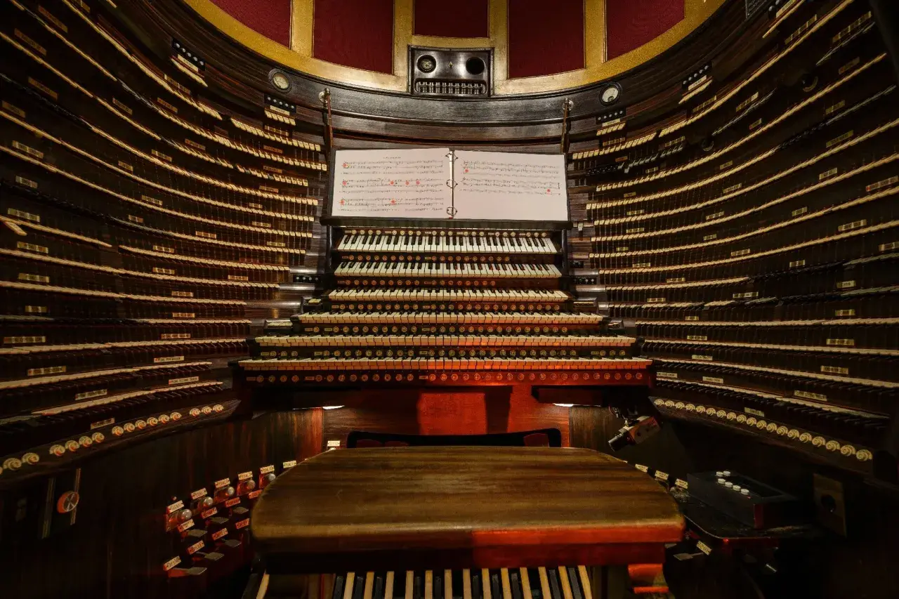 Console d'orgue monumentale, le plus gros instrument à vent, avec ses multiples claviers et rangées de tirettes.