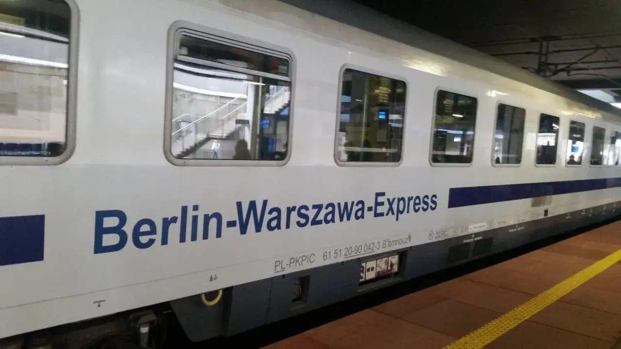 Der Berlin-Warszawa-Express steht bereit. Ein Zug für die Reise zwischen den Hauptstädten.