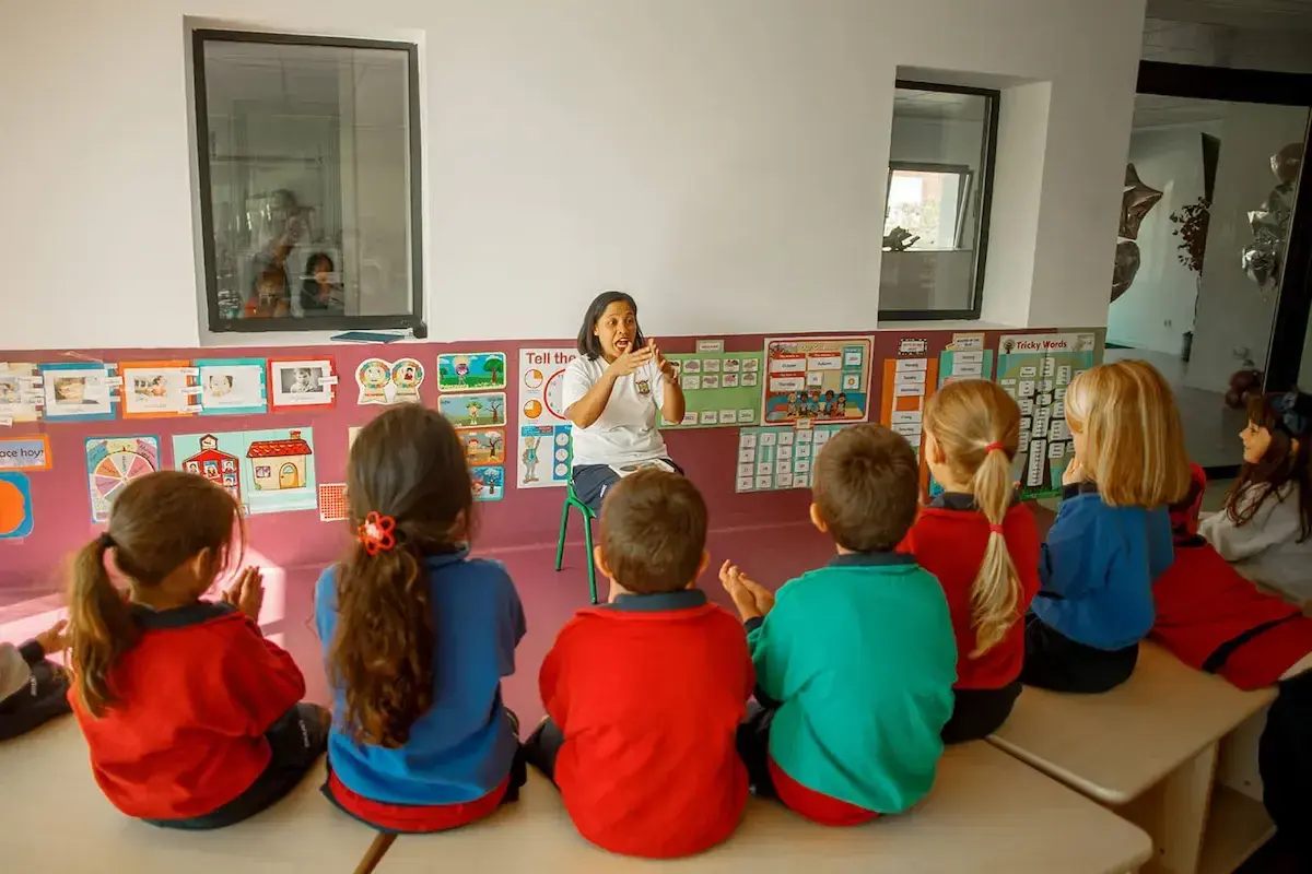 Niños atentos en una guardería o escuela infantil, escuchando atentamente a su maestra.