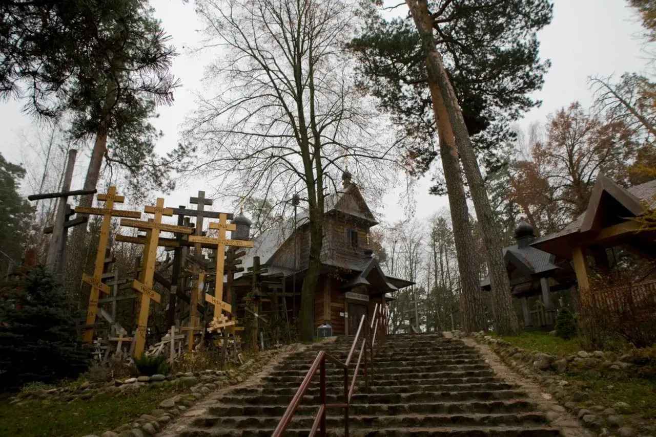Kamienne schody prowadzą do cerkwi na świętej górze Grabarka, otoczonej lasem i licznymi krzyżami.