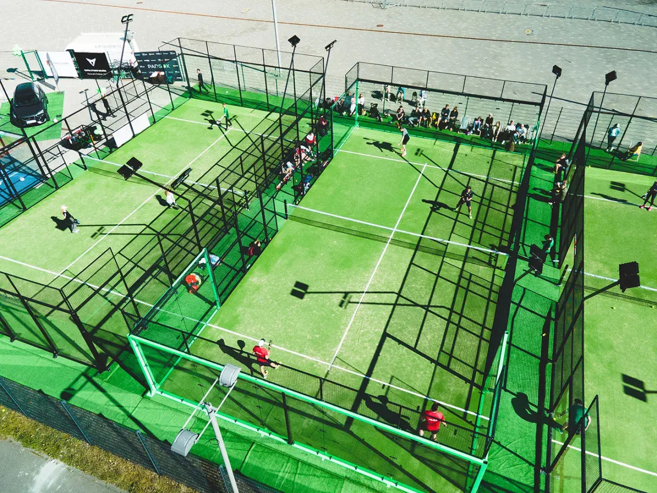 Boiska do padla w Gdańsku tętnią życiem. Gracze w akcji, widzowie na trybunach i słońce tworzą idealny dzień na sport.