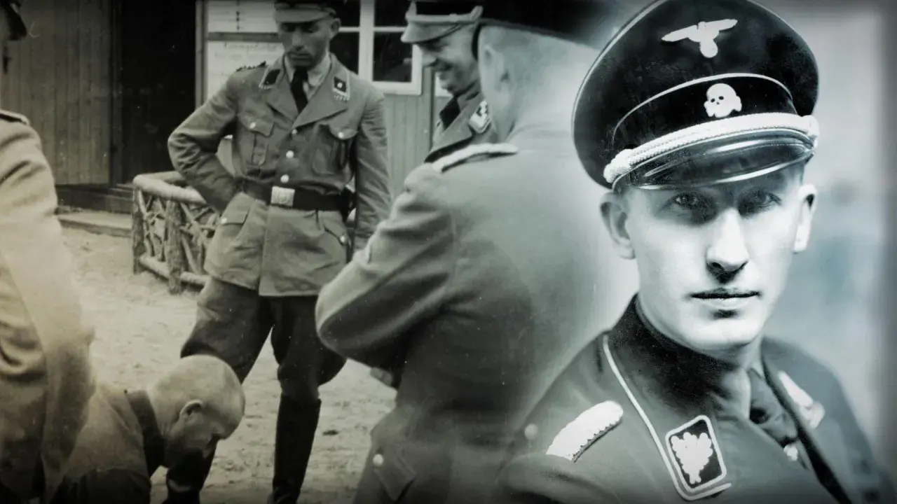 Ein junger Mann in Uniform der SS mit Totenkopf auf der Mütze. Im Hintergrund weitere Männer in SS-Uniformen.