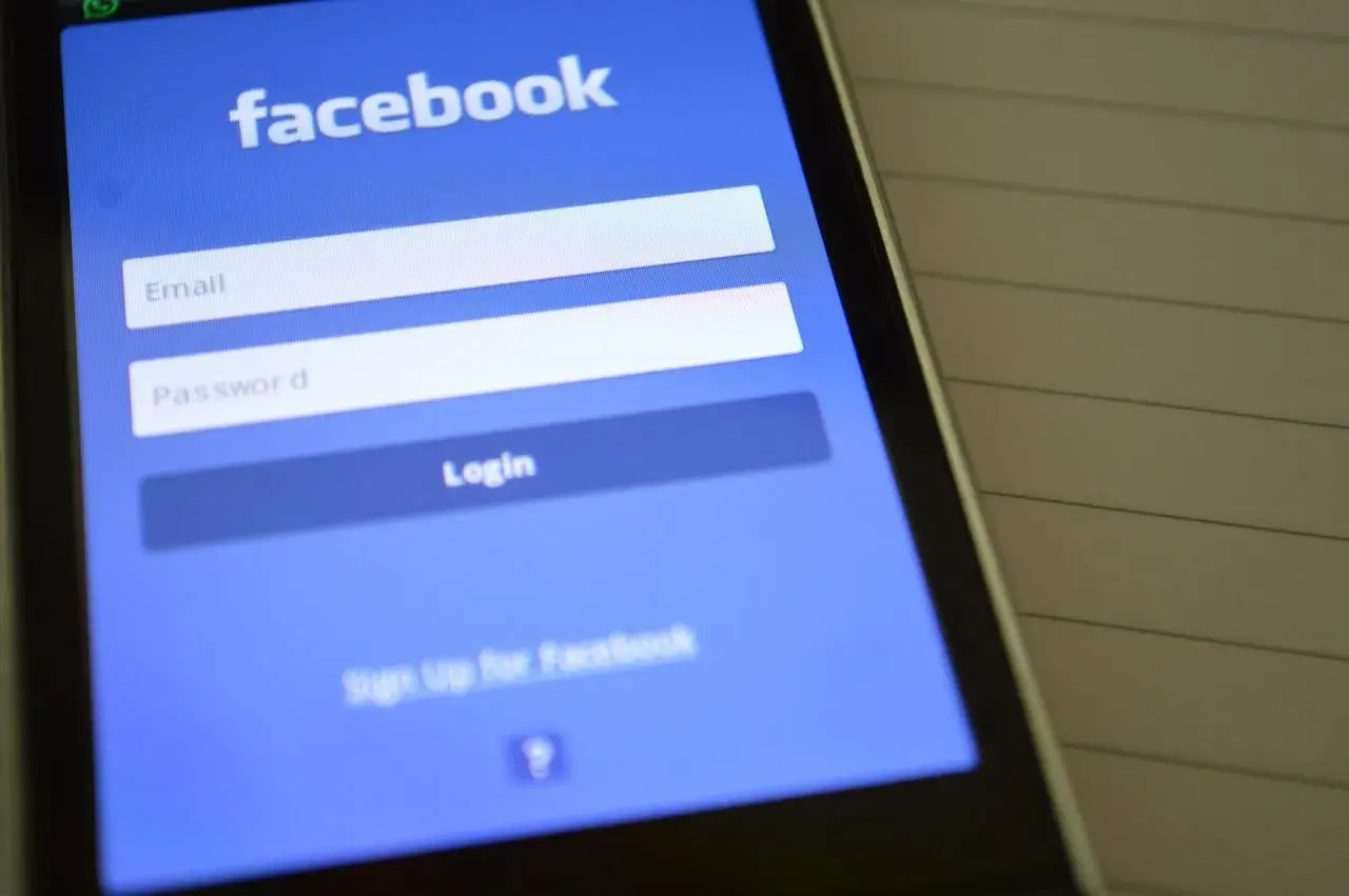 Ekran logowania Facebook. Dowiedz się, jak ograniczyć widoczność postów na FB, aby chronić swoją prywatność.