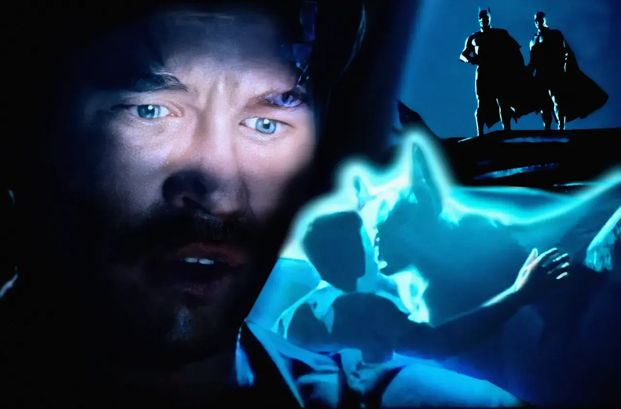 Occhi di Val Kilmer in primo piano, silhouette di Batman e Robin in lontananza, scene di Batman Forever Schumacher cut.