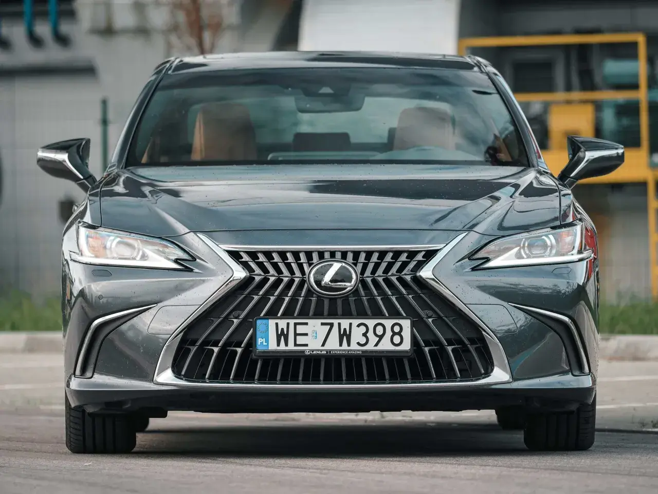Elegancki, ciemnoszary Lexus 300h z chromowanym grillem i reflektorami LED, gotowy do jazdy.