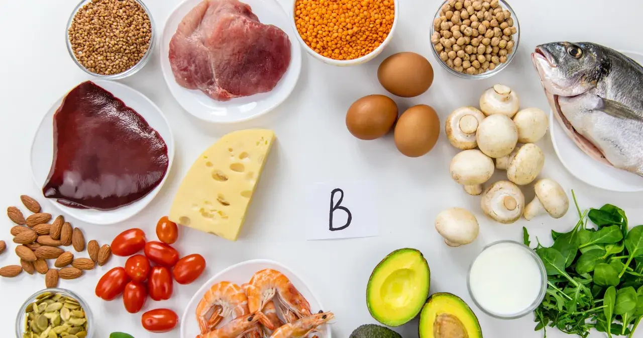 Produkty bogate w witaminę B: wątróbka, mięso, ryba, jajka, nabiał, orzechy, nasiona, warzywa i owoce.