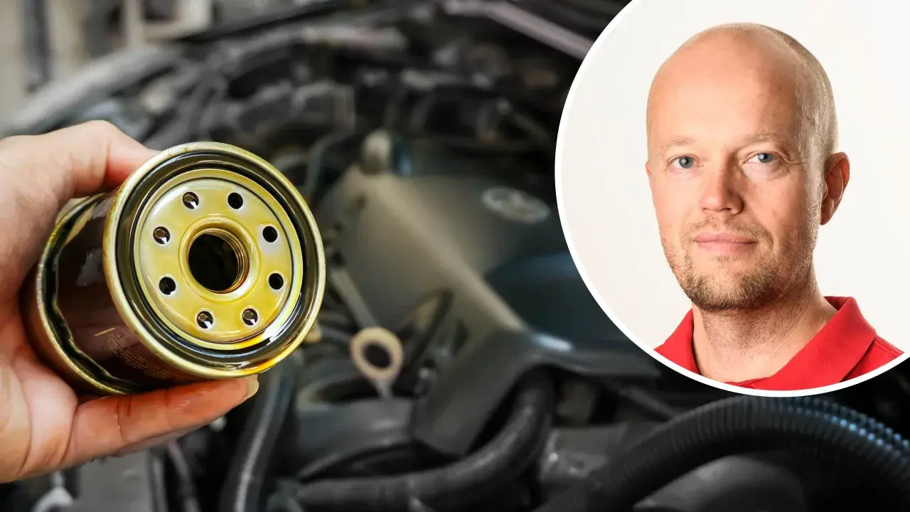 En hand håller ett oljefilter, bredvid en bild av en man. Frågan är hur ofta ska man serva bilen för att hålla den i gott skick.