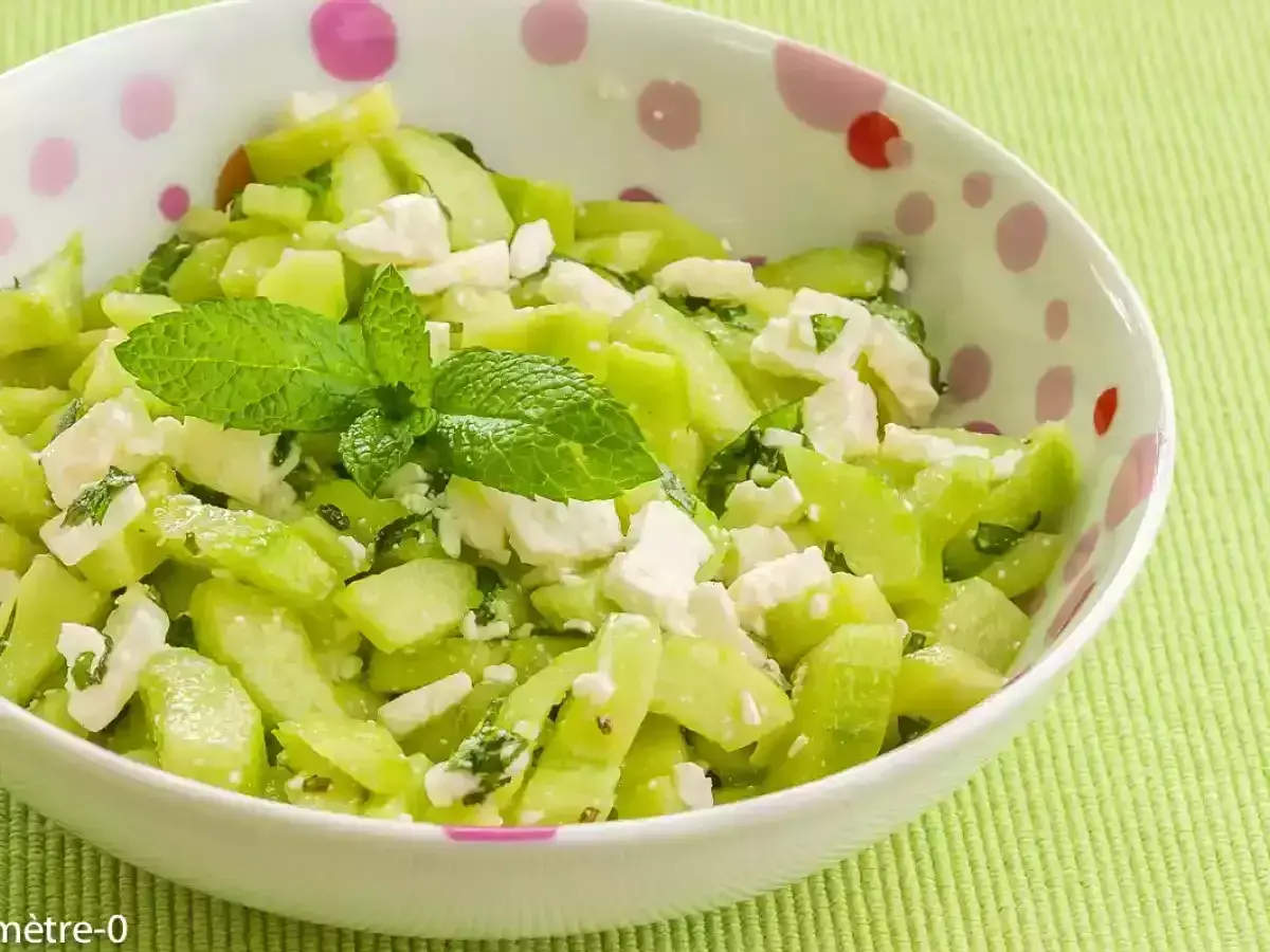Salade fraîche de concombre et feta, parsemée de menthe. Un délice estival !