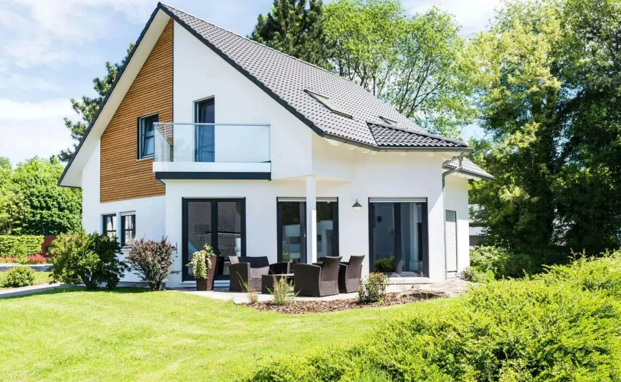 Maison moderne avec balcon, jardin verdoyant. Le prix construction maison est un investissement pour ce rêve.