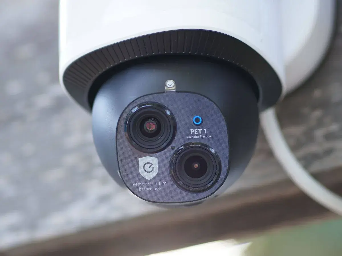 Cámara de video IP con doble lente, lista para grabar.