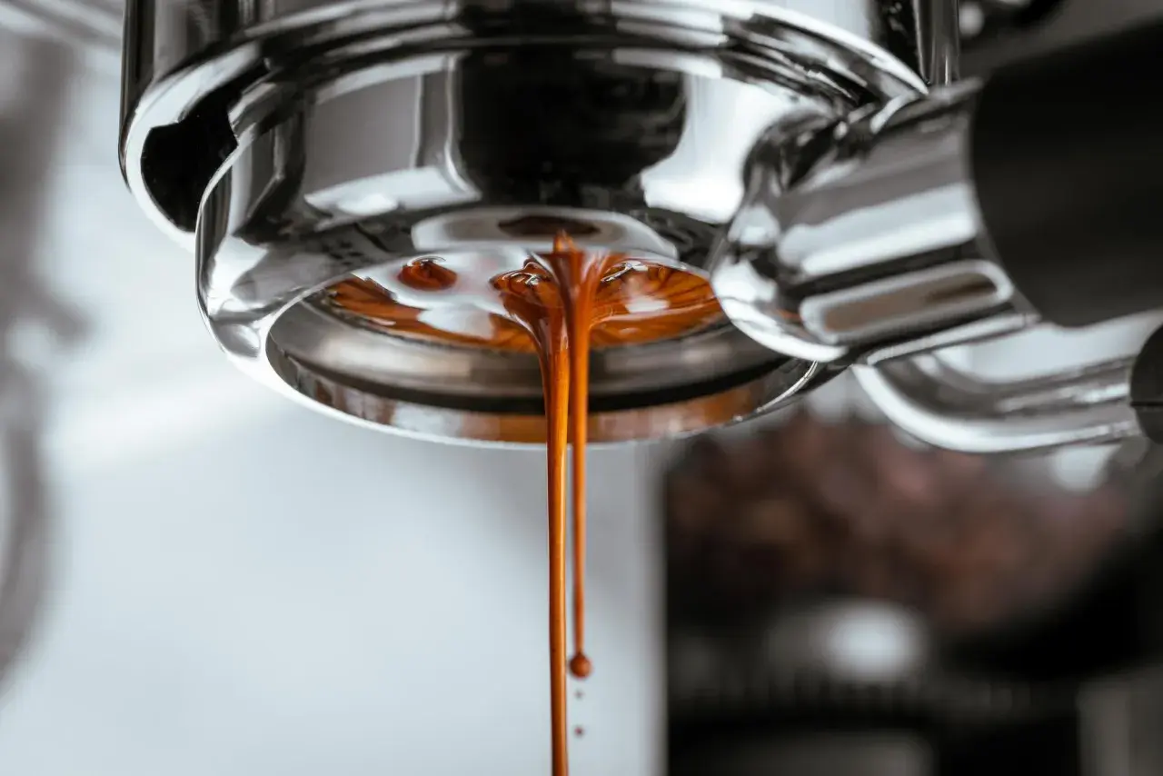 Gorący, aromatyczny napar spływa z ekspresu. To właśnie espresso – esencja kawy.