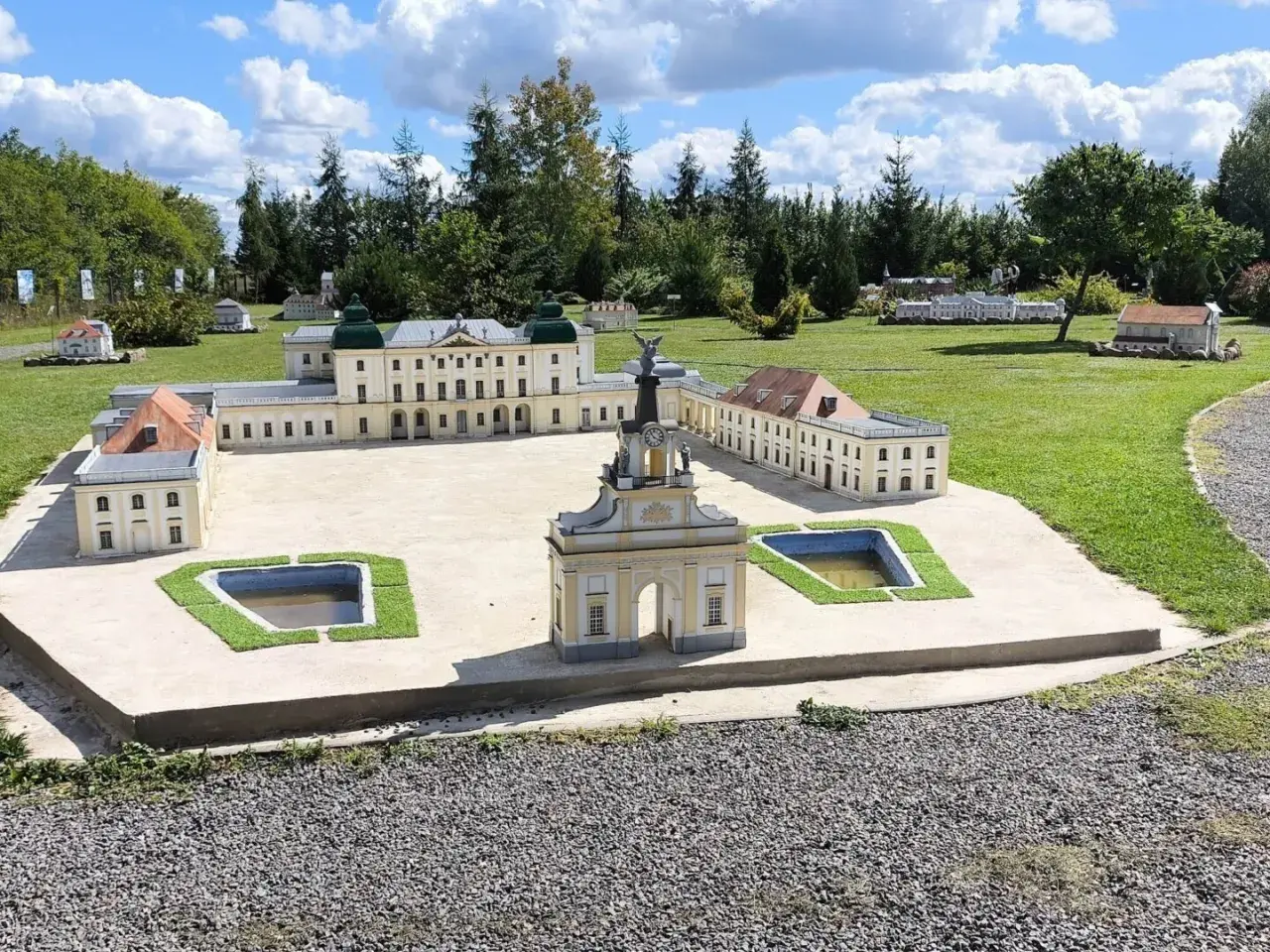 Miniaturowy pałac i inne budowle, idealne **Hajnówka atrakcje dla dzieci**.
