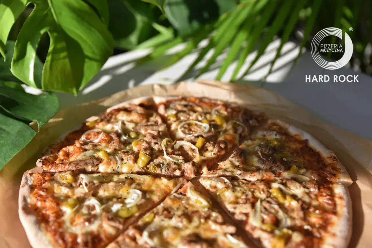 Pyszna pizza z Pizzerii Muzyczna Hard Rock. Czy pizza to fast food? Ta wygląda na dzieło sztuki!