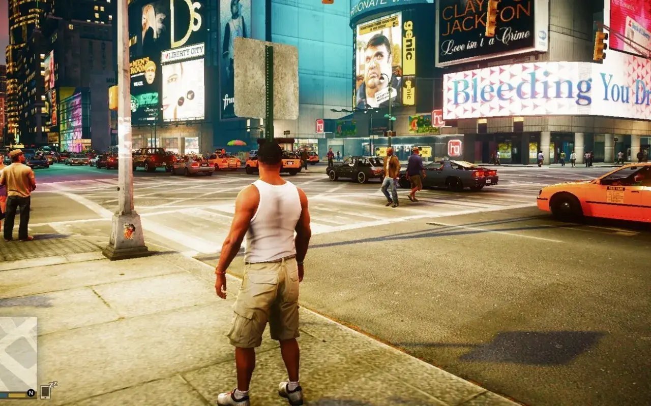 Liberty City w GTA 4 Remaster. Taksówki, neony i tłum ludzi na ruchliwym skrzyżowaniu.